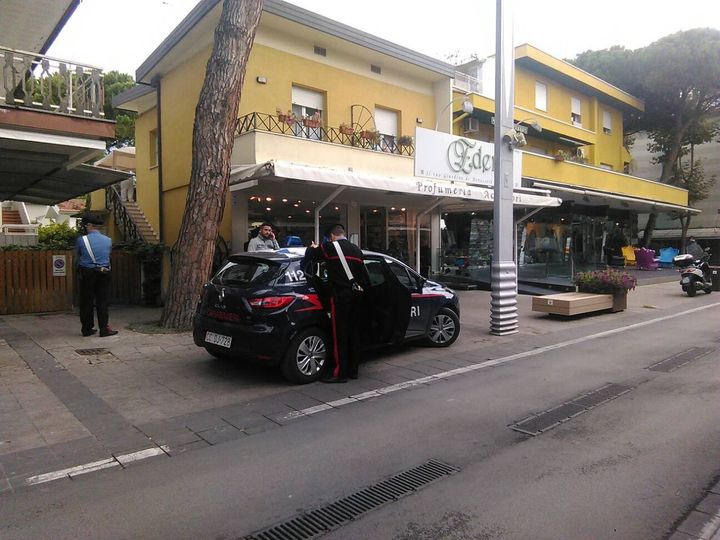 Carabinieri al lavoro sul luogo del delitto in viale Dante 