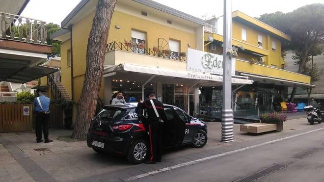 Carabinieri al lavoro sul luogo del delitto in viale Dante 
