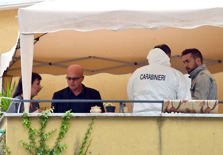 Il luogo del delitto in viale Dante, i carabinieri svolgono le indagini (foto Migliorini) 