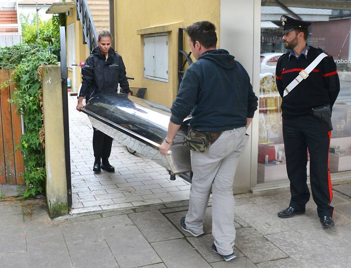 Il corpo della donna uccisa viene portato via da viale Dante (foto Migliorini)