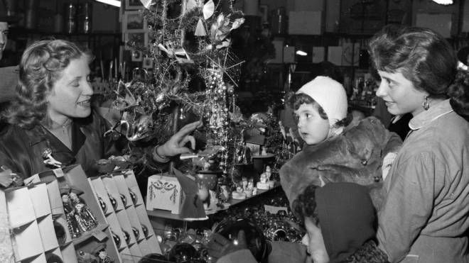 Bambini in un negozio di giocattoli nel 1950 (Breviglieri)