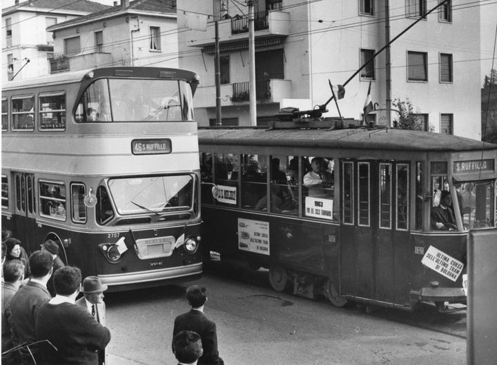 Il cambio della guardia tra tram e bus (Breviglieri)