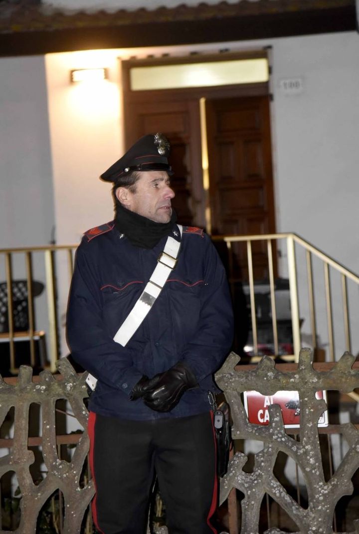 Un carabiniere all'ingresso della casa dell'orrore (foto Businesspress)