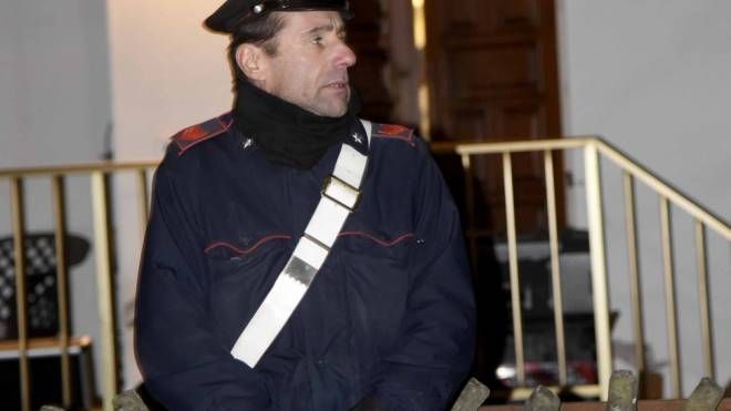 Un carabiniere all'ingresso della casa dell'orrore (foto Businesspress)