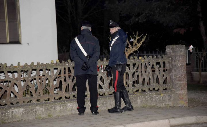 I carabinieri davanti alla villetta del duplice omicidio a Pontelangorino (foto Businesspress)