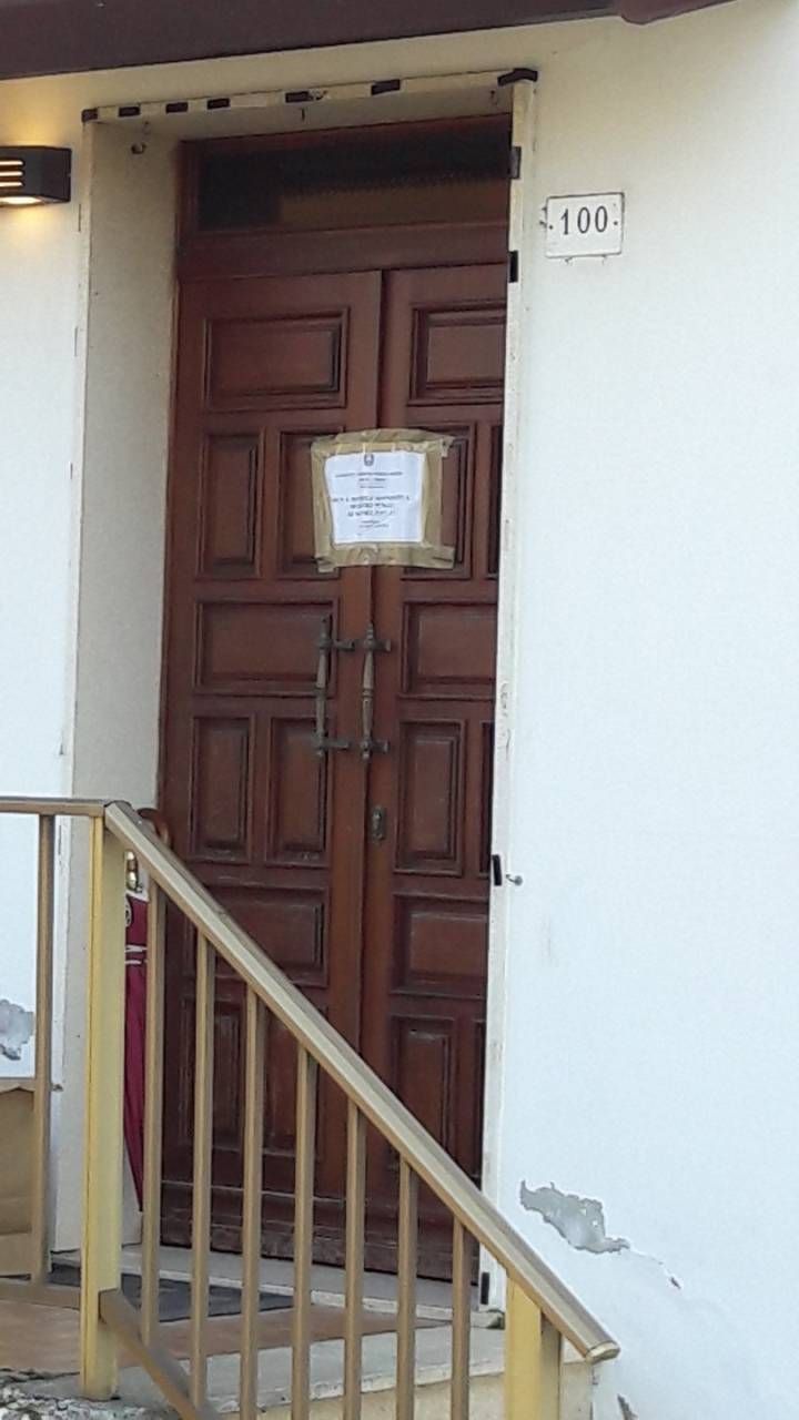 L'entrata della casa dove è stato compiuto il duplice omicidio (foto Bianchi)