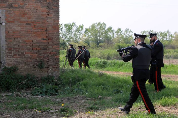 I carabinieri accerchiano un casolare nel Bolognese (fotoSchicchi)
