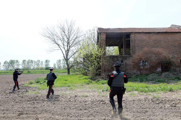 I carabinieri stanno setacciando i casolari della Bassa (fotoSchicchi)