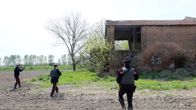 I carabinieri stanno setacciando i casolari della Bassa (fotoSchicchi)