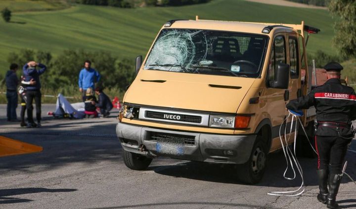 Il furgone con il vetro distrutto e la disperazione dei parenti di Scarponi (foto Ansa)
