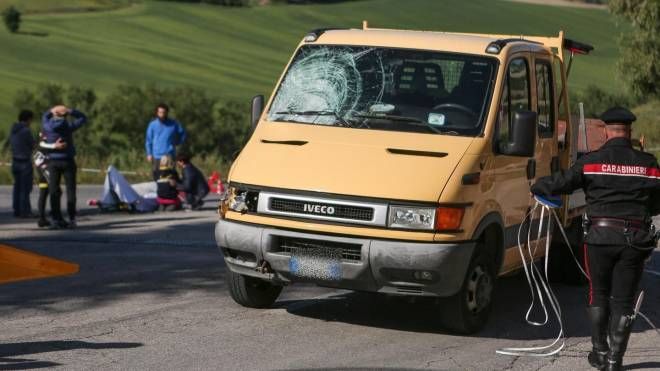 Il furgone con il vetro distrutto e la disperazione dei parenti di Scarponi (foto Ansa)