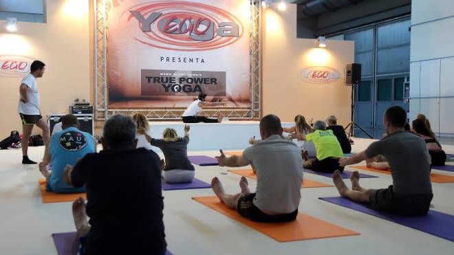 Davanti al palco del true power yoga (foto Petrangeli)