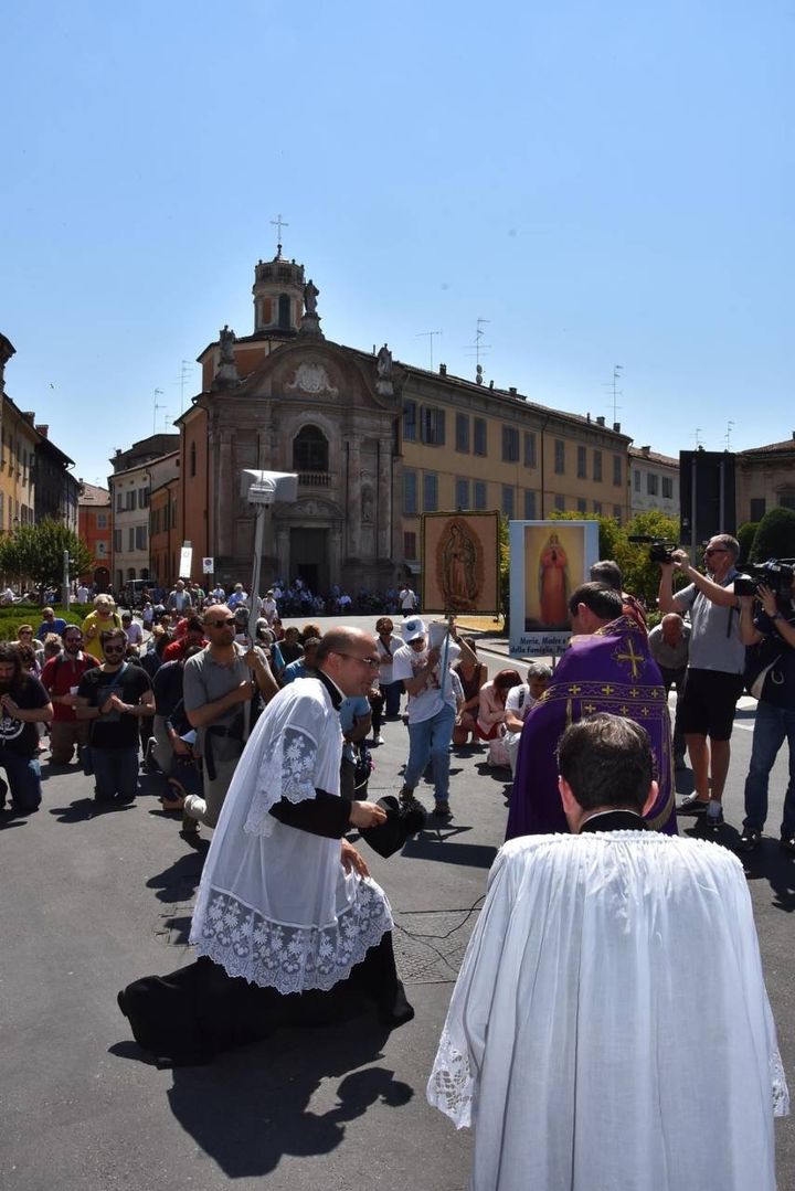 La processione era guidata da don Luigi Moncalero di Treviso (foto Artioli)