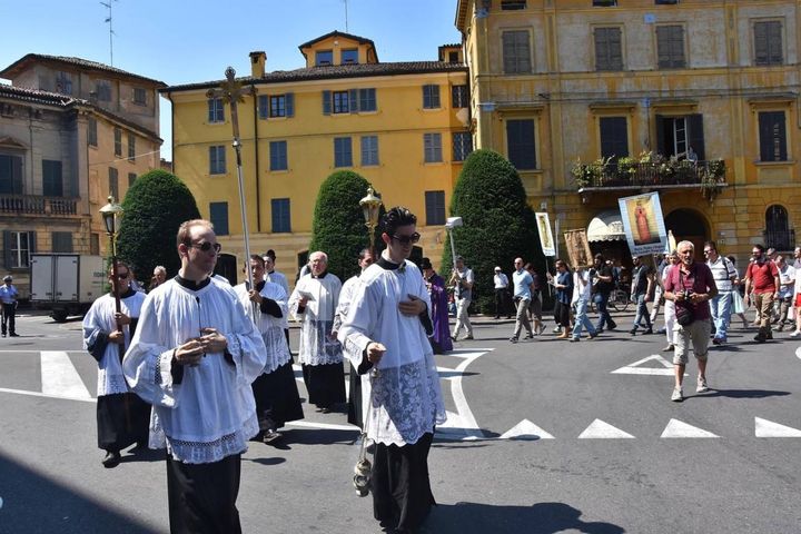 La processione 'di riparazione' (foto Artioli)