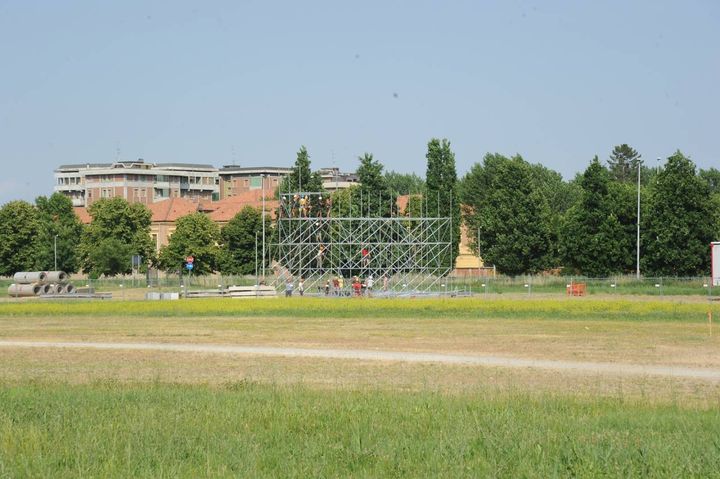 Il montaggio del palco al Modena Park (FotoFiocchi)