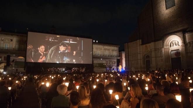 Piazza Maggiore illuminata dalle fiaccole e avvolta nella magia delle note di Ezio Bosso (foto Schicchi)