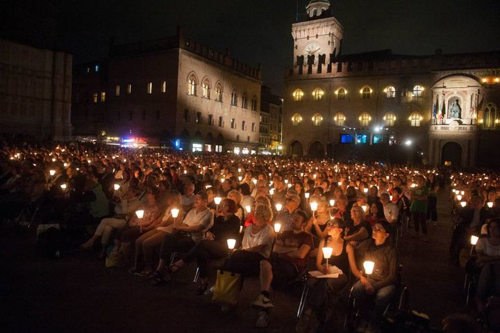 Piazza Maggiore illuminata dalle fiaccole (foto Schicchi)