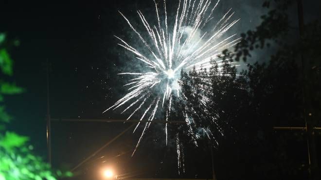 Fuochi d'artificio alla Notte Viola di via Emilia Ponente(foto Schicchi)
