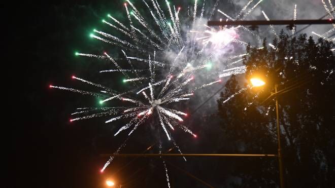 Fuochi d'artificio su via Emilia Ponente (foto Schicchi)