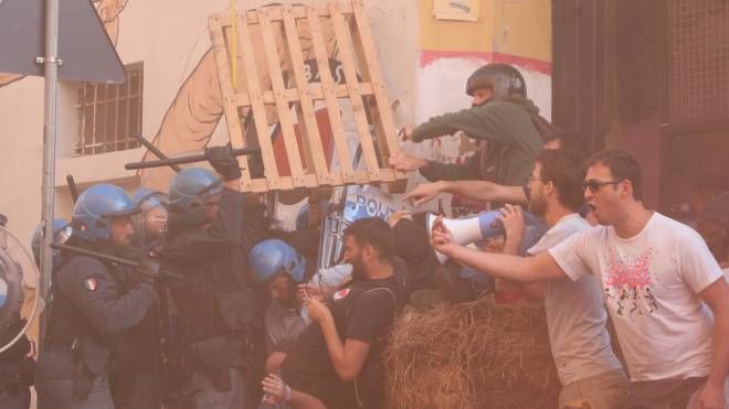 Si fronteggiano le forze dell'ordine e gli attivisti (foto Schicchi)