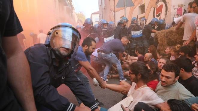 Tensione tra attivisti e polizia (foto Schicchi)