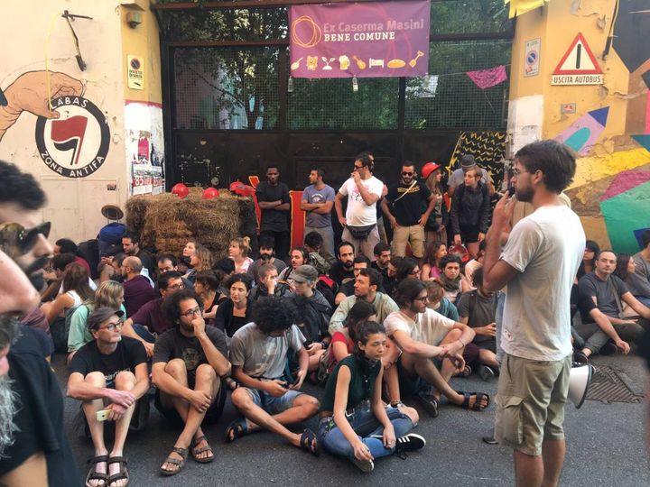 Inizialmente una trentina di attivisti seduta in terra, davanti al cancello d'accesso dell'ex caserma Masini (foto Schicchi)