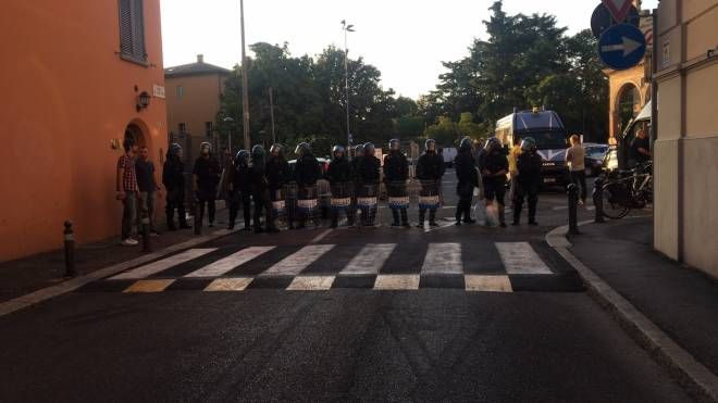 Le forze dell'ordine schierate in assetto antisommossa (foto Schicchi)