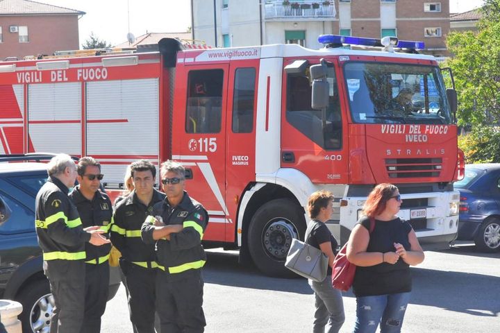 La salma è stata accompagnata da una squadra dei vigili del fuoco di Modena (foto Artioli)