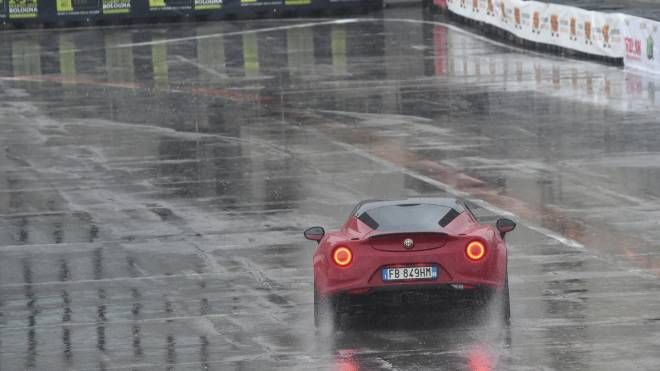 La Ferrari sfida la pioggia nei circuiti esterni