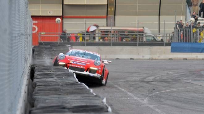 La Porsche 991 GT3 Cup quasi 'decolla' sulle protezioni a bordo pista (foto di Luigi Sani)