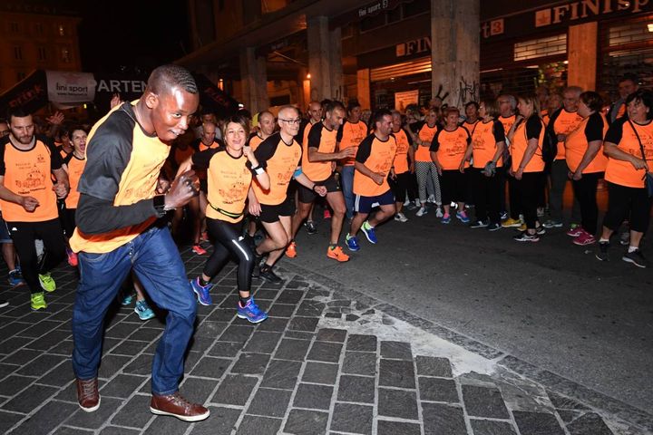 Tanti i partecipanti alla Run Midnight, ieri da mezzanotte per le vie di Bologna (foto Schicchi)