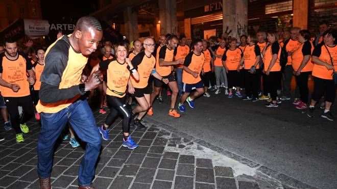 Tanti i partecipanti alla Run Midnight, ieri da mezzanotte per le vie di Bologna (foto Schicchi)