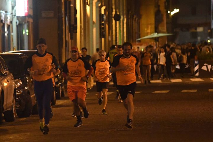 Di corsa in notturna per le vie di Bologna (foto Schicchi)