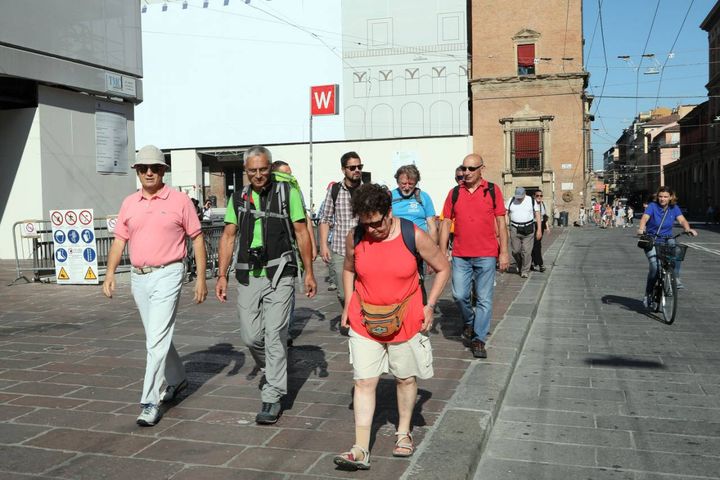 Due gruppi di camminatori sono partiti in contemporanea da Piazza Maggiore a Bologna e da Piazza del Duomo a Prato (Fotoschicchi)