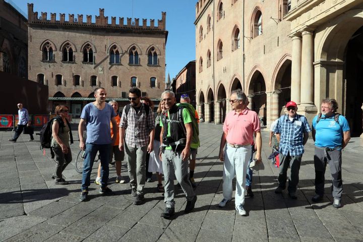Due gruppi di camminatori sono partiti in contemporanea da Piazza Maggiore a Bologna e da Piazza del Duomo a Prato (Fotoschicchi)