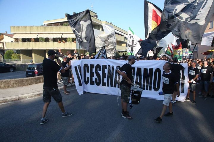 Il corteo dei tifosi del Cesena Calcio (foto Ravaglia)