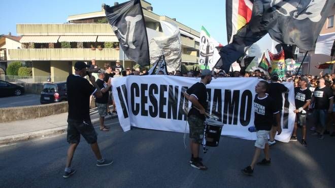 Il corteo dei tifosi del Cesena Calcio (foto Ravaglia)