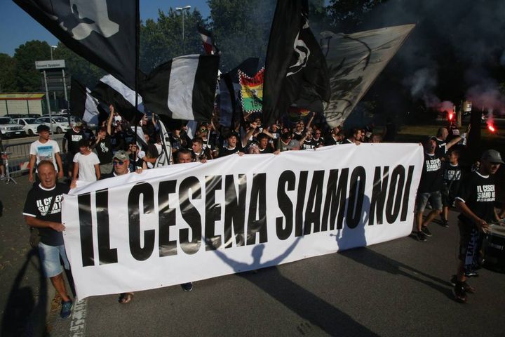 I tifosi del Cesena in corteo (foto Ravaglia)