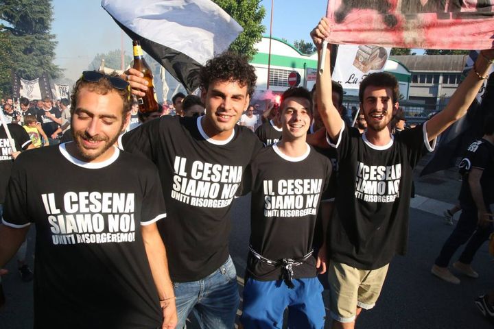 I tifosi del Cesena in corteo (foto Ravaglia)