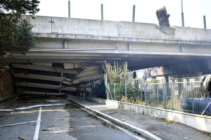 Il ponte crollato dopo l'esplosione (foto Ansa)