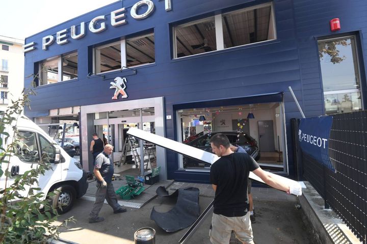 Lavori in corso alla concessionaria Peugeot (FotoSchicchi)