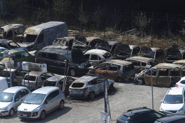 Le auto bruciate (FotoSchicchi)