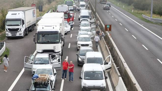 L'A13 è stata chiusa da poco dopo le 14.40 nel tratto bolognese tra le uscite Interporto e Arcoveggio in entrambe le direzioni (Foto Schicchi)