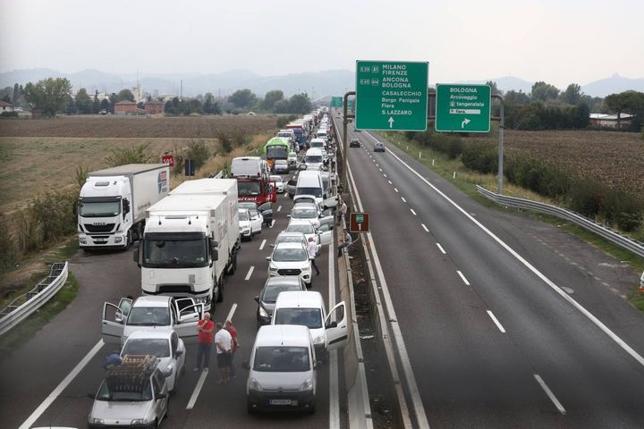 L'A13 è chiusa da poco dopo le 14.40 nel tratto bolognese tra le uscite Interporto e Arcoveggio in entrambe le direzioni (Foto Schicchi)
