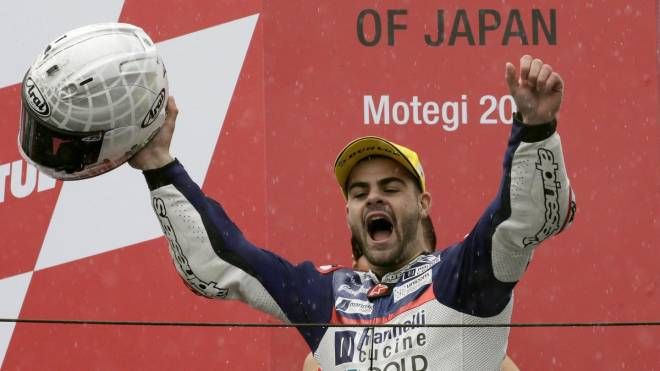 Fenati festeggia la vittoria al Gran Premio del Giappone Motegi il 15 ottobre 2017 (foto Ansa)