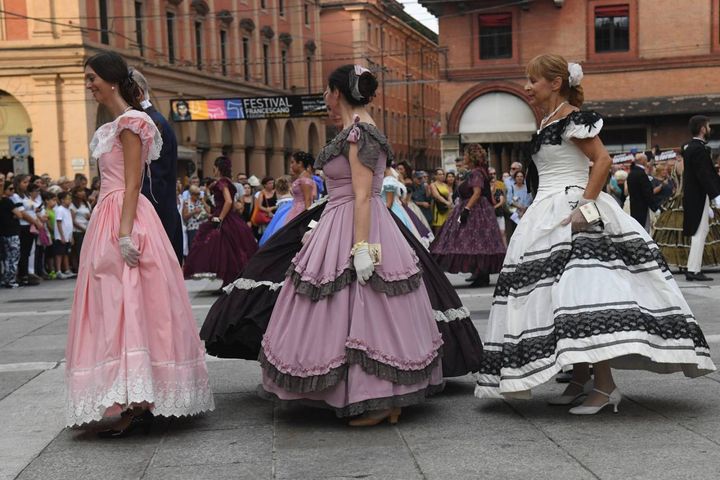 I danzatori della Società di Danza in costume ottocentesco (foto Schicchi)