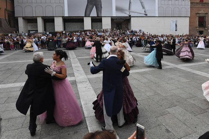 I danzatori in piazza Nettuno (foto Schicchi)