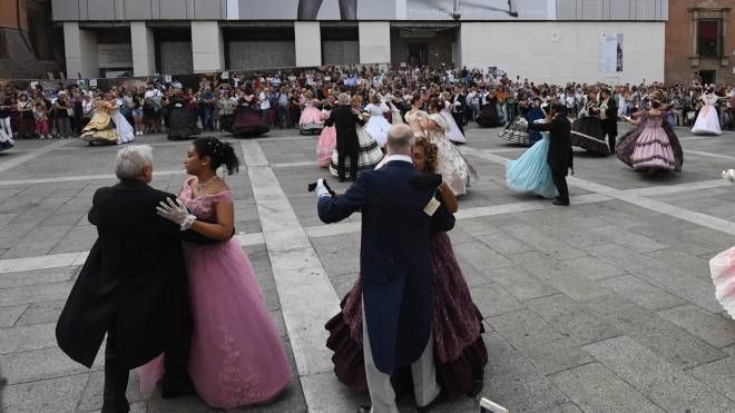 I danzatori in piazza Nettuno (foto Schicchi)