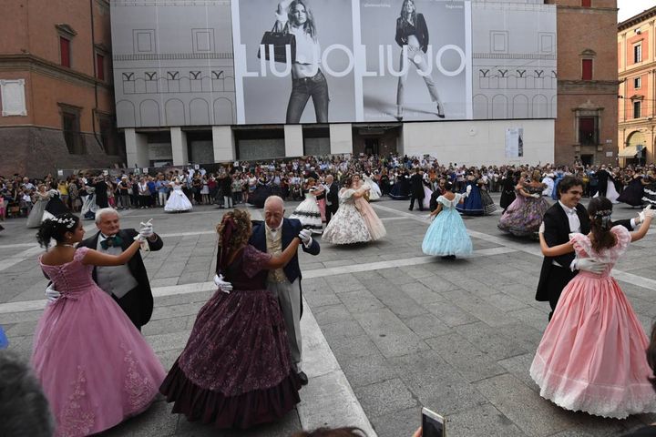 I danzatori colorano piazza Nettuno (foto Schicchi)