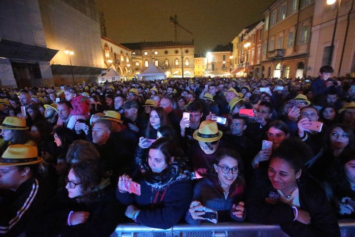 Ravenna, la folla al concerto di Lorenzo Fragola (Foto Zani)